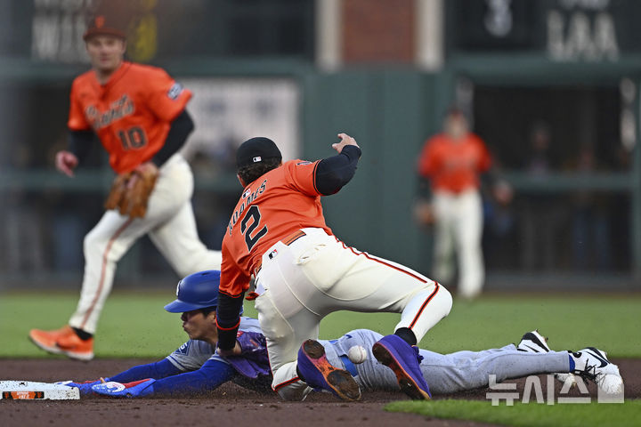 [샌프란시스코=AP/뉴시스] LA 다저스 2루수 김혜성이 11일(현지 시간) 미 캘리포니아주 샌프란시스코 오라클 파크에서 열린 2025 메이저리그 샌프란시스코 자이언츠와의 경기 3회 초 우전 안타 후 2루로 도루하고 있다. 김혜성은 오타니 쇼헤이의 2점 홈런(시즌 32호)으로 홈을 밟았다. 2025.07.12.