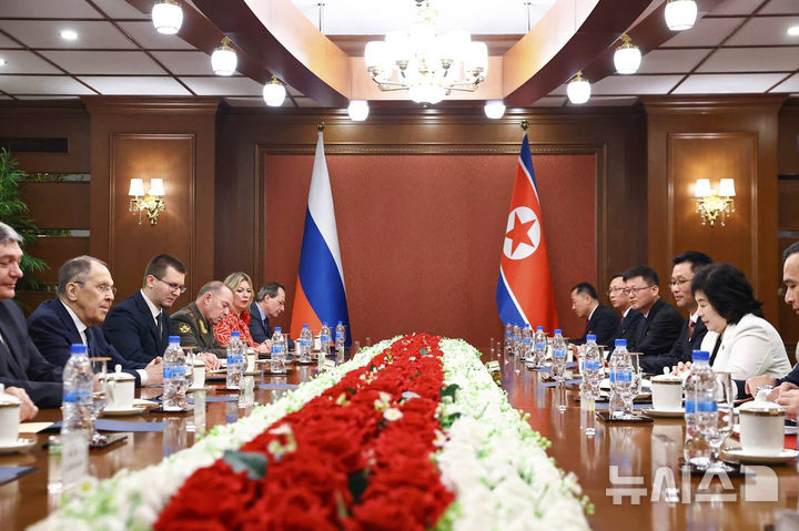 [원산=AP/뉴시스] 러시아 외무부가 배포한 이 사진에서 세르게이 라브로프 러시아 외무장관(왼쪽 두번째)과 최선희 북한 외무상(오른쪽 두번째)이 7월 12일 북한 원산에서 열린 회담에 참석하고 있다. 2025.07.13.