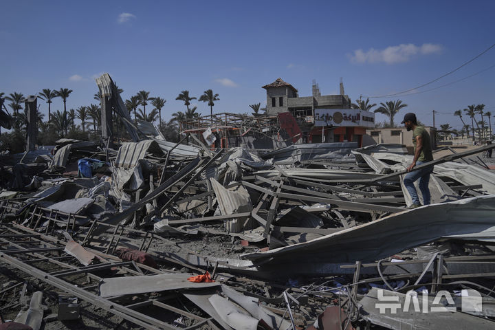 [AP/뉴시스] 가자 중부 데이르 알발라의 한 주유소가 12일 이스라엘 공습을 당했다