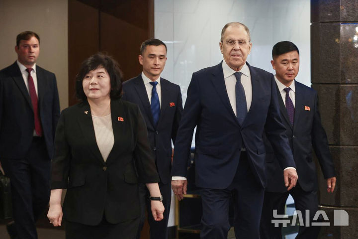 [AP/뉴시스] 최선희 북한 외무상이 벨라루스에서 28~29일(현지 시간) 열리는 안보 회의에 참석한다고 러시아 언론이 보도했다. 사진은 세르게이 라브로프 러시아 외무장관(오른쪽)과 최 외무상(왼쪽)이 지난 7월12일 북한 원산에서 열린 회담 후 북한 정부의 공식 리셉션에 참석하기 위해 걸어가는 모습. 2025.10.27.