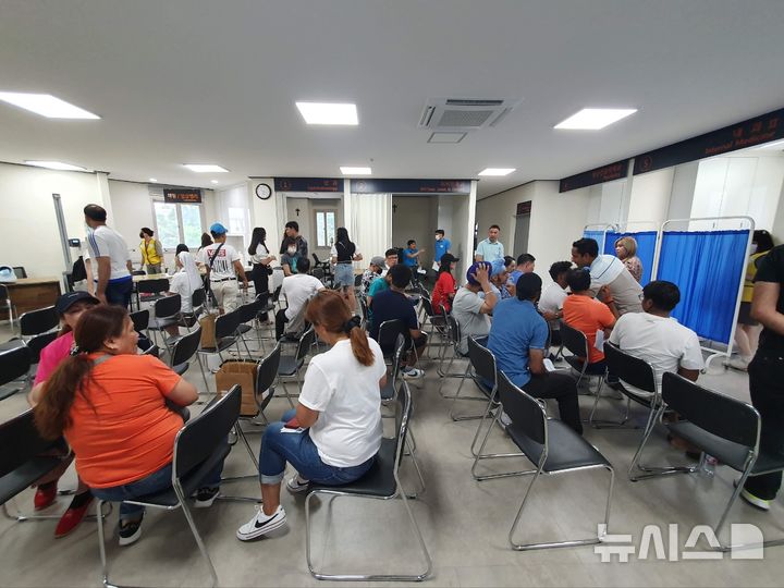 [서울=뉴시스]가톨릭메디컬엔젤스와 가톨릭중앙의료원 산하 성모병원 의료진들은 매달 한 번 일요일에 솔모루 이주민센터에 임시 진료소를 차리고 이주민들에게 필요한 진료와 치료는 물론 약도 처방해준다. 모두 무료다. 외국인 이주민들이 진료를 기다리는 모습. (사진= 가톨릭중앙의료원 제공) 2025.07.14. photo@newsis.com. 