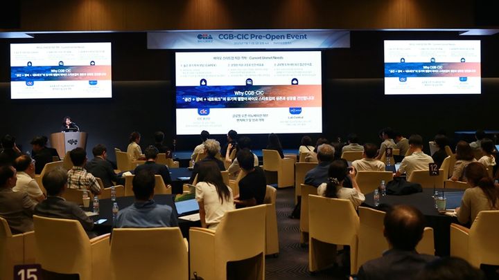[서울=뉴시스] 차바이오그룹 양은영 부사장이 지난 11일 ‘CGB-CIC Pre Open Event’에서 CGB-CIC의 혁신 생태계를 소개하고 있다. (사진=차바이오그룹 제공) 2025.07.13. photo@newsis.com *재판매 및 DB 금지