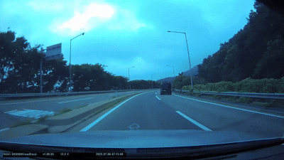 [뉴시스] 도로 분기점에서 한 승합차가 갑자기 차선을 변경하면서 아찔한 순간이 발생했다. (사진=보배드림) *재판매 및 DB 금지