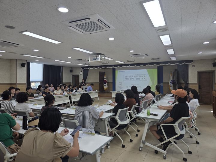 [대전=뉴시스]대전시는 지난 10일 유성구 관평동 행정복지센터에서 통장 45명을 대상으로 '길고양이 공공급식소 시범 설치·운영'에 관한 주민설명회를 가졌다. (사진=대전시 제공) 2025. 07. 12 photo@newsis.com *재판매 및 DB 금지