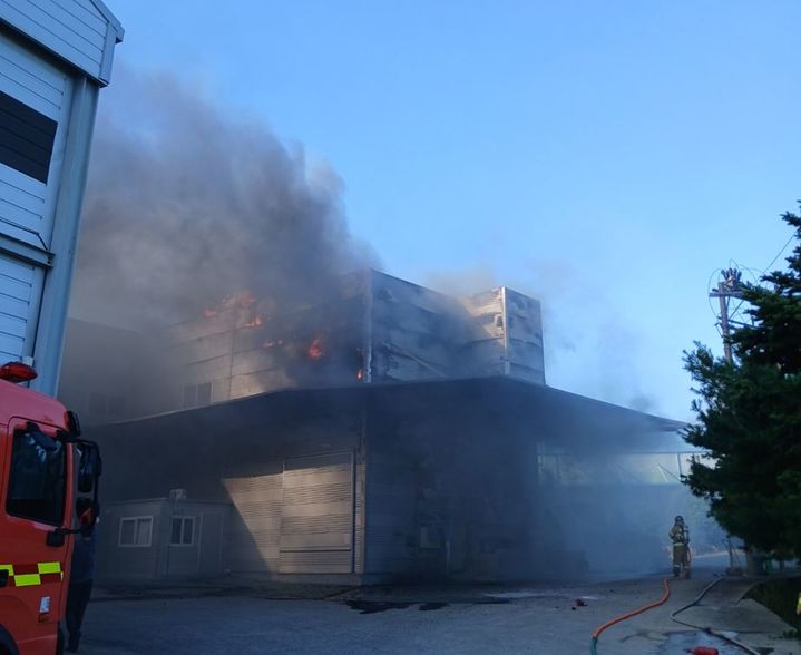  [의성=뉴시스] 의성군 다인면 삼분리 도정공장에서 발생한 화재를 진화하고 있다. (사진=경북소방본부 제공) 2025.07.12. photo@newsis.com *재판매 및 DB 금지