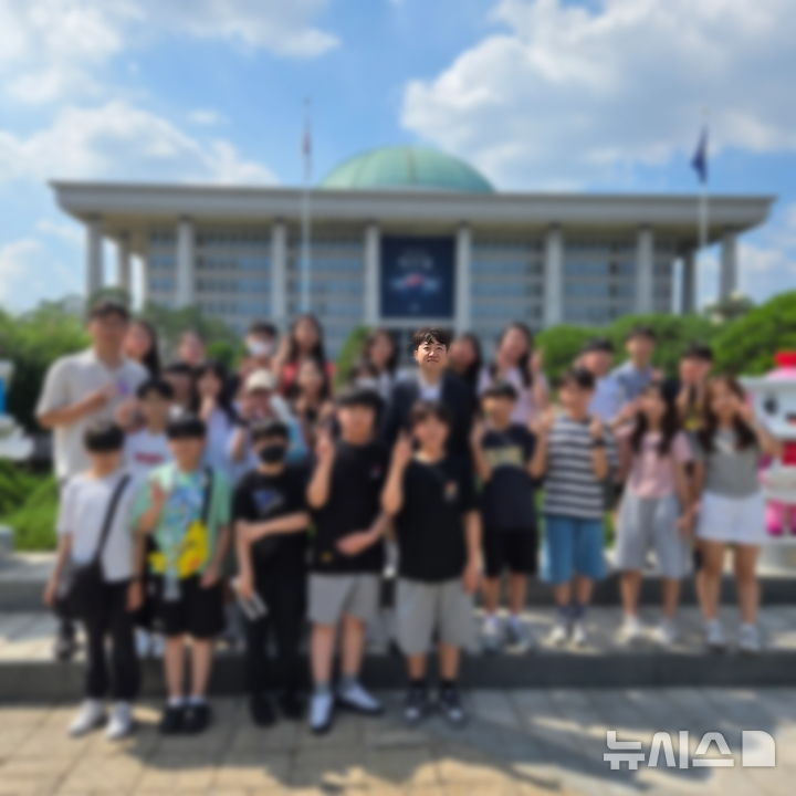 [뉴시스] 이준석 전 개혁신당 대선 후보와 만난 교사 이씨와 아이들. (사진=유튜브 갈무리)