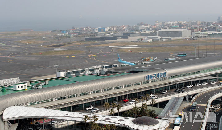 [제주=뉴시스] 우장호 기자 = 제주국제공항 전경. (사진=뉴시스DB) photo@newsis.com *재판매 및 DB 금지