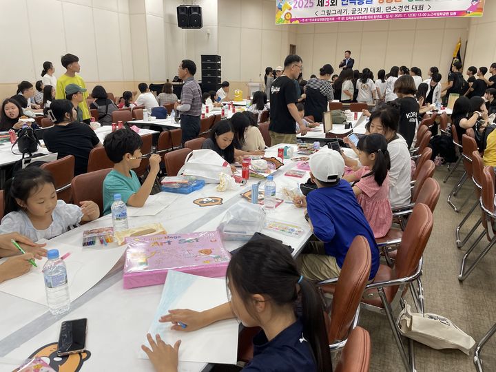 [영동=뉴시스] 민족통일영동군협의회가 12일 충북 영동군 황간면 노근리 평화공원 교육관에서 개최한 ‘제3회 민족통일 영동군 청소년문화제’. 청소년 250여 명이 그림그리기·글짓기·댄스 경연대회에 참여하고 있다. (사진=영동군 제공) 2025.07.12 photo@newsis.com *재판매 및 DB 금지