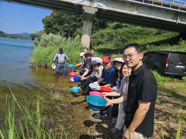 [상주=뉴시스] 중동면 낙동강 일대에 쏘가리 치어 방류. (사진=상주시 제공) 2025.07.12 photo@newsis.com *재판매 및 DB 금지