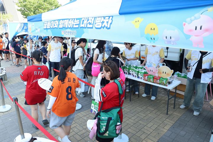 [대전=뉴시스]12일 대전한화생명볼파크에서 열린 프로야구 올스타전에 0시 축제 홍보의 히든카드 대전빵차가 등장해 큰 호응을 얻었다. (사진=대전시 제공) 2025. 07. 12 photo@newsis.com *재판매 및 DB 금지