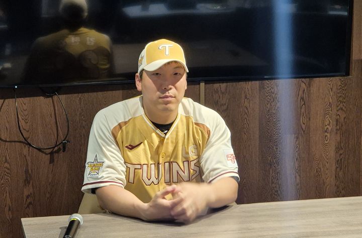 [대전=뉴시스] 문채현 기자 = 프로야구 LG 트윈스 안현민이 12일 대전 한화생명볼파크에서 열리는 2025 신한 쏠뱅크 KBO 올스타전을 앞두고 취재진과 인터뷰를 하고 있다. 2025.07.12. dal@newsis.com *재판매 및 DB 금지