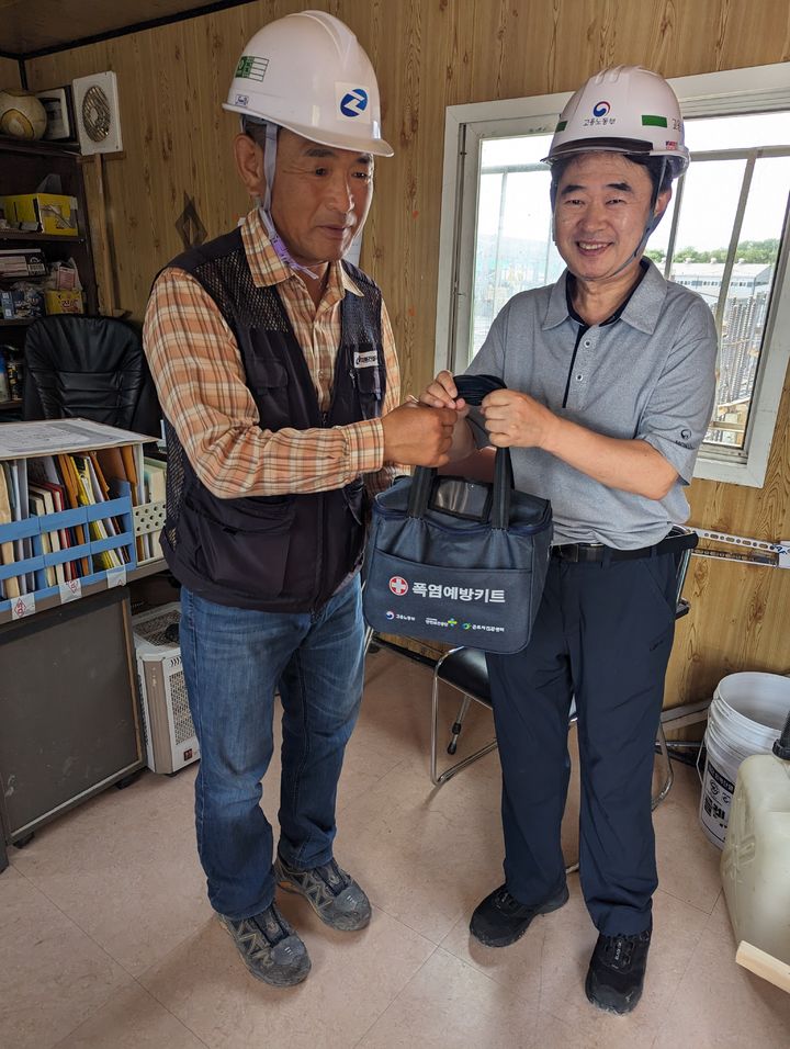 [양산=뉴시스] 권구형 지청장이 폭염 예방키트를 전달하고 있다. (사진=양산시 제공) 2025.07.12. photo@newsis.com *재판매 및 DB 금지