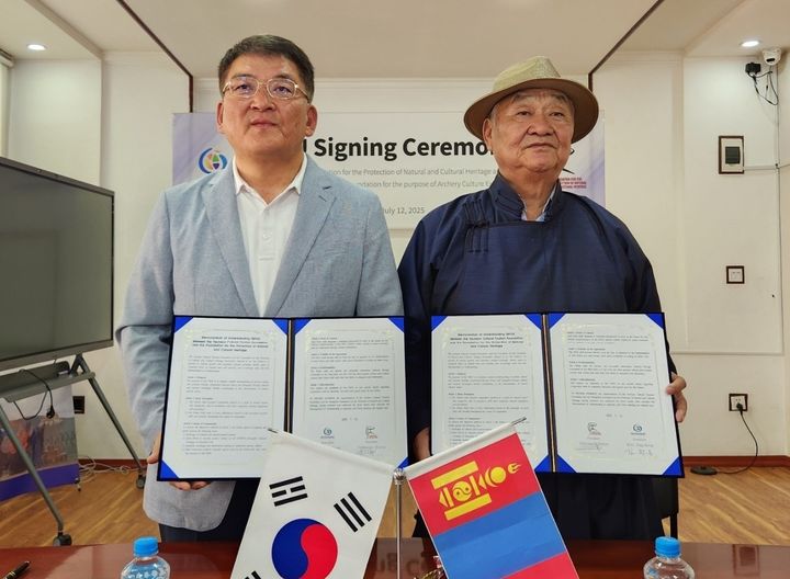 [예천=뉴시스] 김학동 예천문화관광재단 이사장(예천군수)이 12일 몽골 자연문화유산보호재단과 전통 활쏘기 문화 교류 및 유네스코 인류무형문화유산 공동 등재를 위한 업무협약을 체결하고 있다. (사진=예천군 제공) 2025.07.12. photo@newsis.com *재판매 및 DB 금지