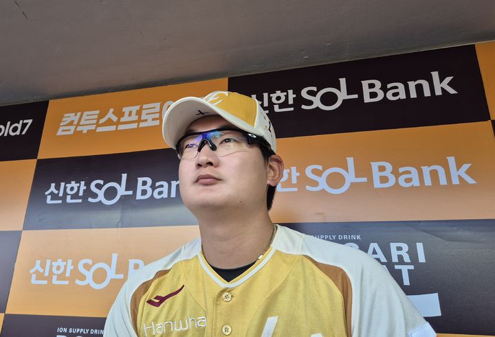 [대전=뉴시스] 프로야구 한화 이글스 김서현이 12일 대전 한화생명볼파크에서 열린 2025 신한 쏠뱅크 KBO 올스타전을 앞두고 취재진과 인터뷰를 하고 있다. 2025.07.12. dal@newsis.com *재판매 및 DB 금지