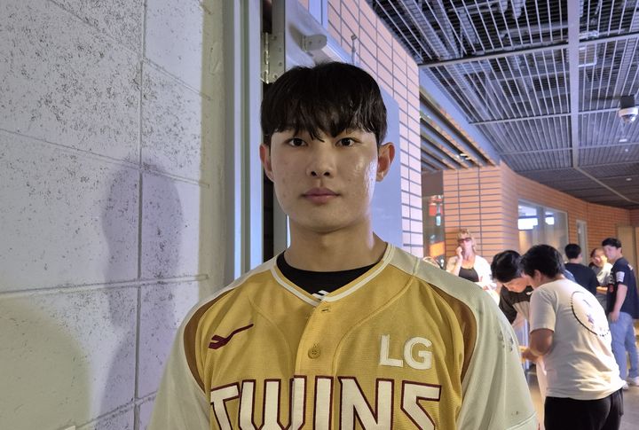 [대전=뉴시스] 문채현 기자 = 프로야구 LG 트윈스의 김영우가 12일 대전 한화생명볼파크에서 열린 2025 신한 쏠뱅크 KBO 올스타전을 마친 뒤 취재진과 인터뷰를 하고 있다. 2025.07.12. dal@newsis.com *재판매 및 DB 금지