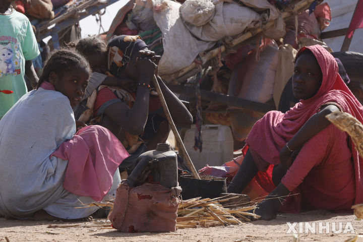 [ 엘파셰르(수단)= 신화/뉴시스] 수단 다르푸르주 엘파셰르 시내의 피난민과 어린이들이 올해 7월9일 먹을 것을 기다리고 있는 모습. 아이들은 대부분 영양실조와 부상에 시달리고 있다. 지방 신속지원군(RSF)점령이후 엘파셰르 주민 10만여명이 타윌라로 도주, 이 곳의 상황도 악화되고 있다고 유엔은 11월 25일 밝혔다. 2025.11.26.