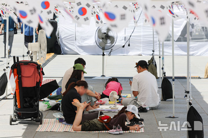 [서울=뉴시스] 권창회 기자 = 12일 서울 종로구 광화문광장에서 열린 광복 80주년 기념 나라사랑 어린이-청소년 아트페스티벌에서 어린이들이 그림을 그리고 있다. 2025.07.12. kch0523@newsis.com