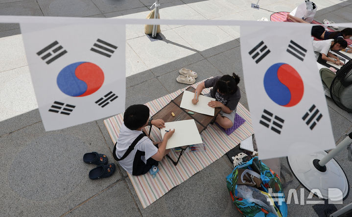 [서울=뉴시스] 권창회 기자 = 12일 서울 종로구 광화문광장에서 열린 광복 80주년 기념 나라사랑 어린이-청소년 아트페스티벌에서 어린이들이 그림을 그리고 있다. 2025.07.12. kch0523@newsis.com