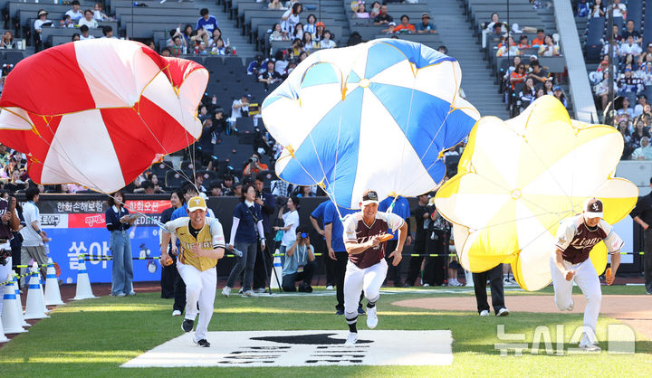 [대전=뉴시스] 최진석 기자 = 12일 대전 중구 대전한화생명볼파크에서 열린 2025 KBO리그 올스타전 서머레이스에서 KIA 성영탁, kt 배정대, 삼성 배찬승이 역주하고 있다. 2025.07.12. myjs@newsis.com