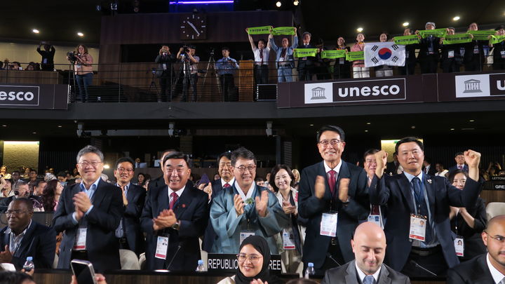 [서울=뉴시스] 12일 (현지 시간) 프랑스 파리에서 열린 제47차 유네스코 세계유산위원회에서 ‘반구천의 암각화’가 유네스코 세계유산으로 등재되자 최응천 국가유산청장(가운데)과 박상미 주 유네스코 대표부 대사 등 정부 대표단이 기뻐하고 있다. ‘반구천의 암각화’는 국보 울주 대곡리 반구대 암각화와 울주 천전리 명문과 암각화를 포함하는 단일 유산으로 선사시대부터 지속된 암각화의 전통과 문화 발전을 보여주는 가치를 인정받아 한국의 17번째 유네스코 세계유산으로 이름을 올리게 됐다. (사진=국가유산청 제공) 2025.07.12. photo@newsis.com *재판매 및 DB 금지