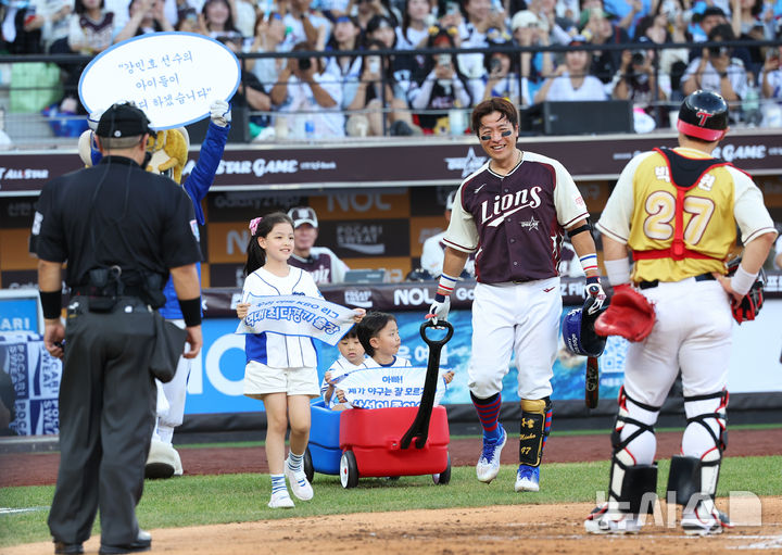 [대전=뉴시스] 최진석 기자 = 12일 대전 중구 대전한화생명볼파크에서 열린 2025 KBO리그 올스타전 드림 올스타와 나눔 올스타의 경기. 2회초 2사 주자없는 상황 드림 강민호(삼성)가 퍼포먼스를 하고 있다. 2025.07.12. myjs@newsis.com