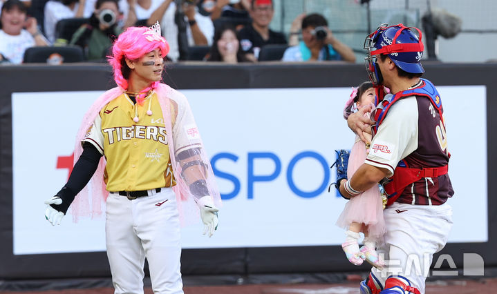 [대전=뉴시스] 최진석 기자 = 12일 대전 중구 대전한화생명볼파크에서 열린 2025 KBO리그 올스타전 드림 올스타와 나눔 올스타의 경기. 2회말 1사 주자없는 상황 나눔 박찬호(KIA)가 퍼포먼스를 하고 있다. 2025.07.12. myjs@newsis.com