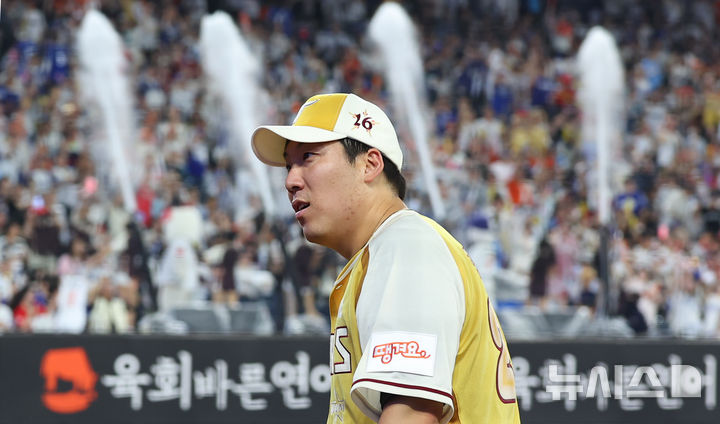 [대전=뉴시스] 최진석 기자 = 12일 대전 중구 대전한화생명볼파크에서 열린 2025 KBO리그 올스타전 드림 올스타와 나눔 올스타의 경기. 7회초 나눔 김현수가 수비를 마치고 더그아웃으로 들어가고 있다. 2025.07.12. myjs@newsis.com