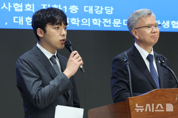 [서울=뉴시스] 권창회 기자 = 이선우 대한의과대학-의학전문대학원학생회 비상대책위원장이 지난 12일 오후 서울 용산구 대한의사협회에서 의과대학 교육 정상화를 위한 공동 입장 발표를 한 뒤 취재진 질의에 답하고 있다. 2025.07.12. kch0523@newsis.com