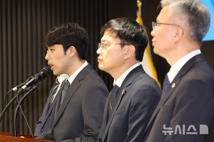 [서울=뉴시스] 권창회 기자 = 이선우 대한의과대학-의학전문대학원학생회 비상대책위원장이 12일 오후 서울 용산구 대한의사협회에서 의과대학 교육 정상화를 위한 공동 입장 발표를 하고 있다. 2025.07.12. kch0523@newsis.com