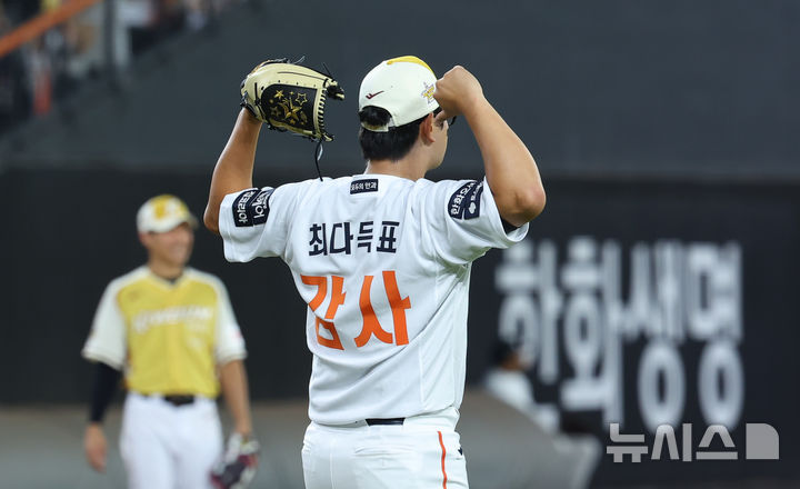 [대전=뉴시스] 최진석 기자 = 12일 대전 중구 대전한화생명볼파크에서 열린 2025 KBO리그 올스타전 드림 올스타와 나눔 올스타의 경기. 9회초 나눔 김서현이 등판하며 올스타 최다득표 감사 인사를 하고 있다. 2025.07.12. myjs@newsis.com