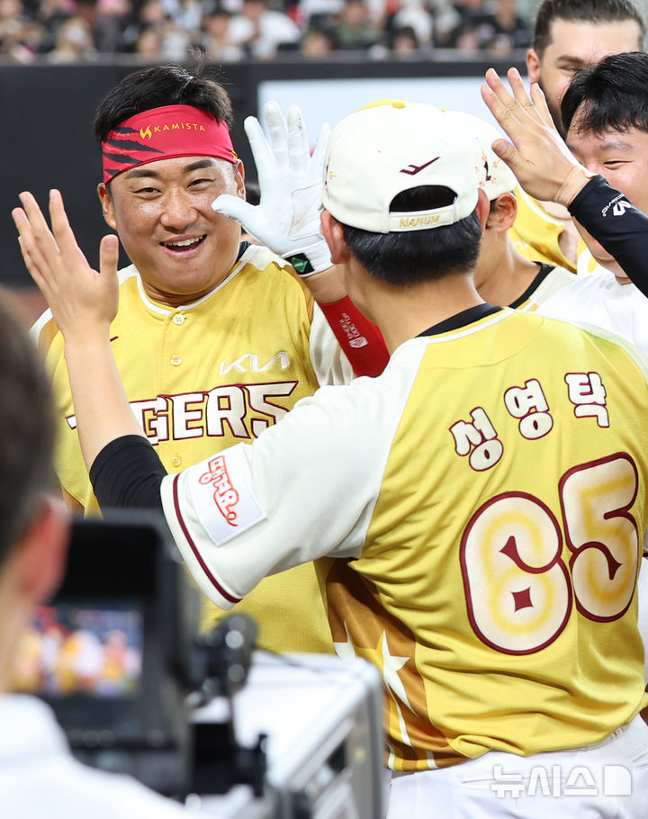 [대전=뉴시스] 최진석 기자 = 12일 대전 중구 대전한화생명볼파크에서 열린 2025 KBO리그 올스타전 드림 올스타와 나눔 올스타의 경기. 8회말 1사 나눔 김태군(KIA)이 홈런을 치고 득점 뒤 동료들과 기뻐하고 있다. 2025.07.12. myjs@newsis.com