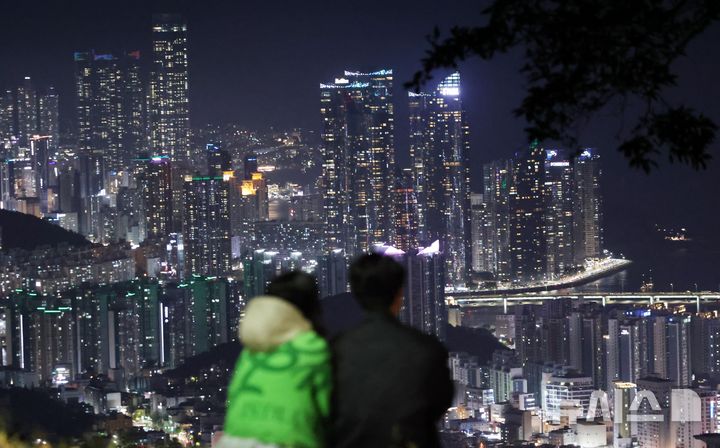 [부산=뉴시스] 하경민 기자 = 연일 폭염이 지속되고 있는 12일 부산 수영구 금련산전망대에서 시민들이 도심 야경을 구경하며 더위를 식히고 있다. 2025.07.12. yulnetphoto@newsis.com