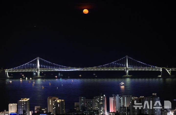  [부산=뉴시스] 하경민 기자 = 12일 부산 광안대교 위로 붉은 달이 떠오르고 있다. 2025.07.12. yulnetphoto@newsis.com