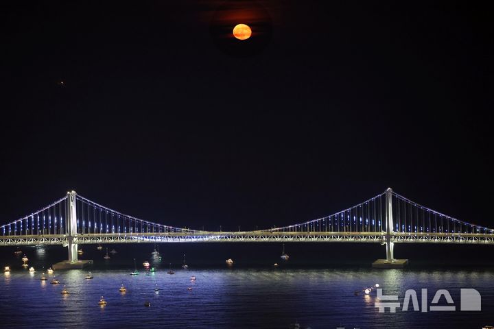  [부산=뉴시스] 하경민 기자 = 12일 부산 광안대교 위로 붉은 달이 떠오르고 있다. 사진은 기사 내용과 직접적인 관계 없음. 2025.07.12. yulnetphoto@newsis.com