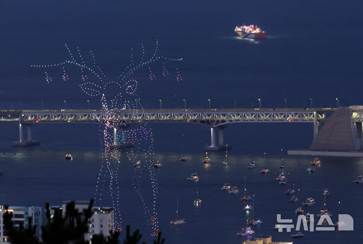  [부산=뉴시스] 하경민 기자 = 12일 부산 수영구 광안리해수욕장 일대에서 드론쇼가 펼쳐지고 있다. 2025.07.12. yulnetphoto@newsis.com