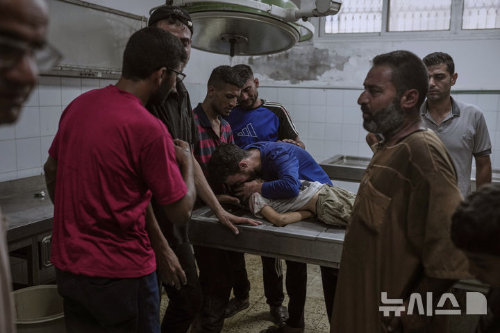  [시파=AP/뉴시스] 12일(현지 시간) 가자지구 시파 병원 영안실에서 팔레스타인인들이 이스라엘군의 공습으로 사망한 어린이를 애도하고 있다. 2025.07.14. 
