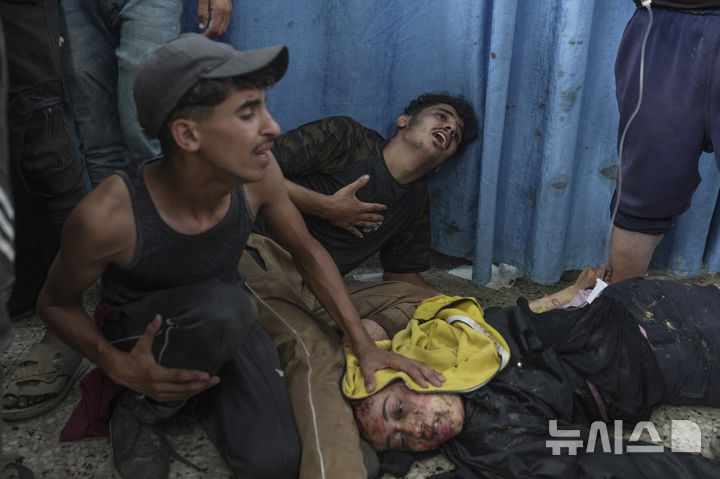  [시파=AP/뉴시스] 12일(현지 시간) 가자지구 시파에서 팔레스타인인이 이스라엘 군 공습으로 부상을 입고 쓰러져 있다. 2025.07.14. 