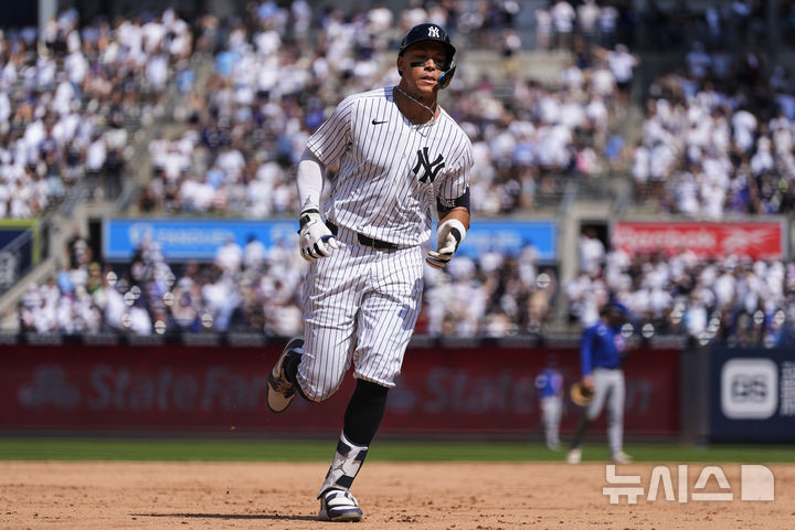 [뉴욕=AP/뉴시스] 뉴욕 양키스의 애런 저지가 12일(현지 시간) 미 뉴욕의 양키 스타디움에서 열린 2025 메이저리그 시카고 컵스와의 경기 9회 투런 홈런을 친 뒤 달리고 있다. 2025.07.13.