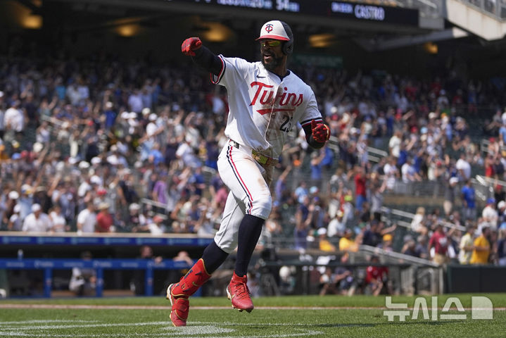 [미니애폴리스=AP/뉴시스] 미네소타 트윈스의 바이런 벅스턴이 12일(현지 시간) 미 미네소타주 미니애폴리스 타깃 필드에서 열린 2025 MLB 피츠버그 파이리츠와의 경기 7회말 솔로 홈런을 친 뒤 베이스를 달리고 있다. 2025.07.13.