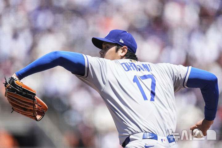 [샌프란시스코=AP/뉴시스] LA 다저스의 오타니 쇼헤이가 12일(현지 시간) 미 캘리포니아주 샌프란시스코 오라클 파크에서 열린 2025 메이저리그(MLB) 샌프란시스코 자이언츠와의 경기에 선발 등판해 공을 던지고 있다. 2025.07.13.