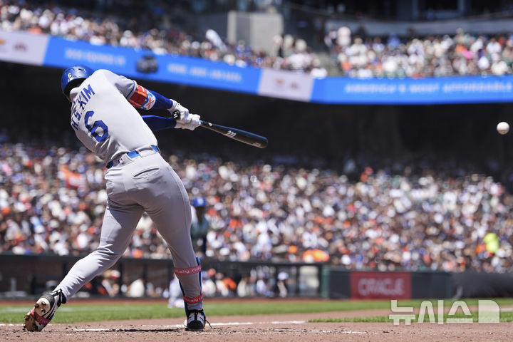 [샌프란시스코=AP/뉴시스] LA 다저스의 김혜성이 12일(현지 시간) 미 캘리포니아주 샌프란시스코 오라클 파크에서 열린 2025 메이저리그(MLB) 샌프란시스코 자이언츠와의 경기에서 6회초 1타점 안타를 치고 있다. 2025.07.13.