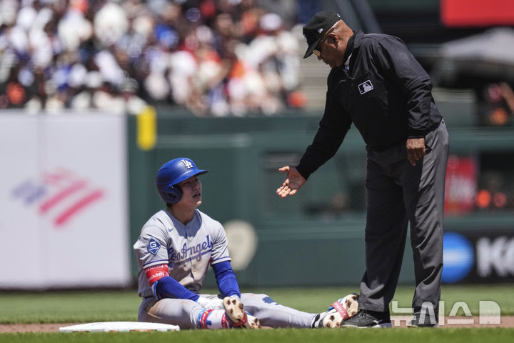 [샌프란시스코=AP/뉴시스] LA 다저스의 김혜성이 12일(현지 시간) 미 캘리포니아주 샌프란시스코 오라클 파크에서 열린 2025 메이저리그(MLB) 샌프란시스코 자이언츠와의 경기에서 6회초 1타점 안타를 치고 달렸으나 2루에서 아웃되며 아쉬워하고 있다. 2025.07.13.