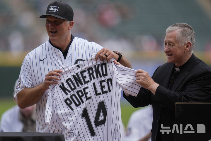 [시카고=AP/뉴시스] 블레이스 수피치 추기경(오른쪽)이 13일(한국 시간) 메이저리그(MLB) 시카고 화이트삭스 우승 20주년 기념행사에서 레오 14세 교황의 선물을 폴 코너코에게 전달했다. 2025.07.13.