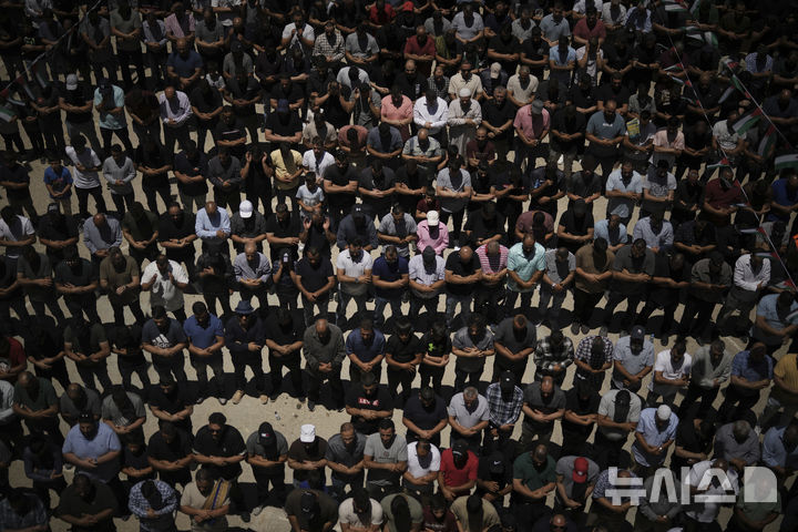 [알마즈라=AP/뉴시스] 13일(현지 시간) 가자지구 알마즈라 아샤르키야 마을에서 열린 팔레스타인계 미국인의 장례식에서 조문객들이 기도를 하고 있다. 팔레스타인 보건부에 따르면, 무살레트는 이스라엘의 공격으로 사망했다. 2025.07.14.