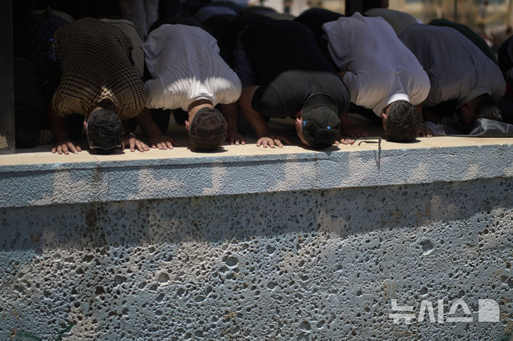  [알마즈라=AP/뉴시스] 13일(현지 시간) 가자지구 알마즈라 아샤르키야 마을에서 열린 팔레스타인계 미국인의 장례식에서 조문객들이 기도를 하고 있다. 팔레스타인 보건부에 따르면, 무살레트는 이스라엘의 공격으로 사망했다. 2025.07.14.