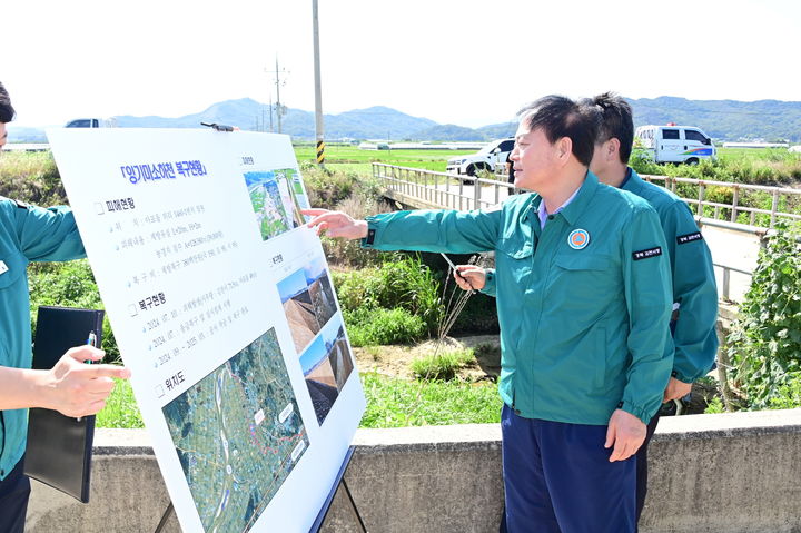 [김천=뉴시스] 배낙호 시장이 재해 취약지를 점검하고 있다. (사진=김천시 제공) 2025.07.13 photo@newsis.com *재판매 및 DB 금지