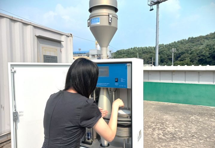 [수원=뉴시스] 경기도보건환경연구원 관계자가 대기 중금속 측정망에서 시료를 채취하고 있다. (사진=경기도보건환경연구원 제공) 2025.07.13. photo@newsis.com *재판매 및 DB 금지