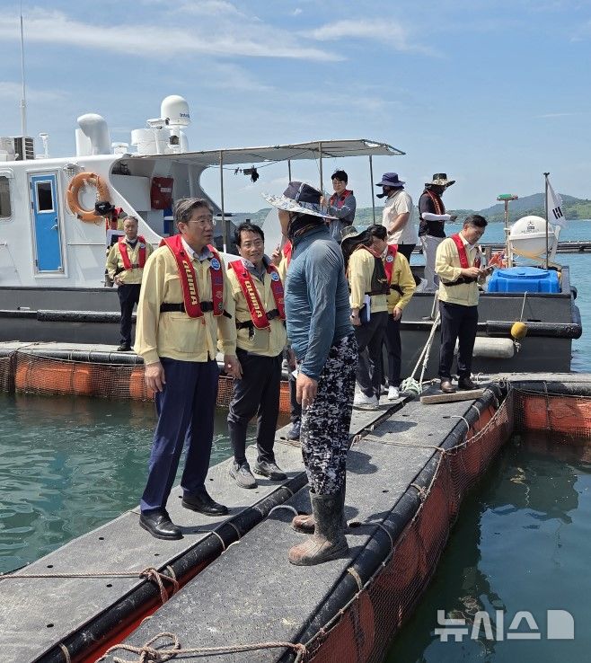 [서울=뉴시스] 전라남도 여수시 가두리 양식장 대응 상황 점검.