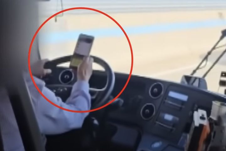 [서울=뉴시스] 운전 중 휴대전화를 사용하는 공항버스 운전기사의 모습이 승객에 의해 포착돼 논란이 일고 있다. (사진 = 'JTBC News' 유튜브 캡처) 2025.07.13. *재판매 및 DB 금지