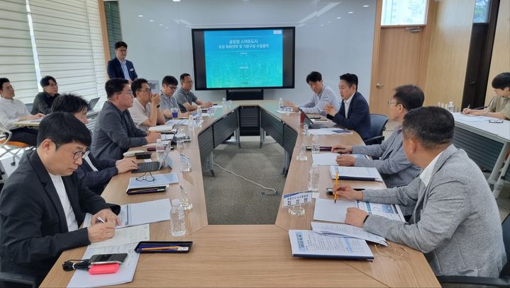 [안동=뉴시스] 11일 김천 혁신도시 산학연유치지원센터에서 '공항형 스마트도시 조성 특화 전략 및 기본구상' 용역 최종보고회가 열리고 있다.&nbsp; (사진=경북도 제공) 2025.07.13. photo@newsis.com *재판매 및 DB 금지